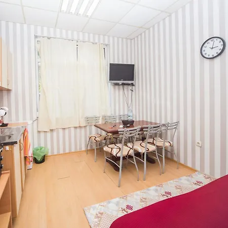 Apartman Summer Downtown - Compact Basic Flat - 1st Floor
